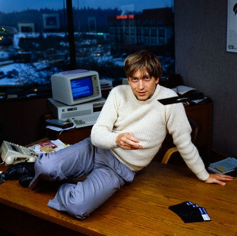 Photo: Bill Gates sits on his desk, posing playfully. Probably faked.