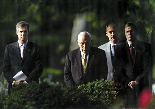 Picture of Tony Snow and other wonks surrounding Dick Cheney in the bushes.