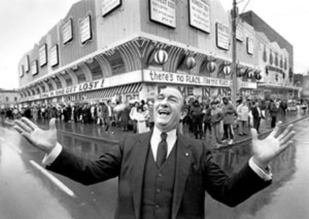 “Honest” Ed Mirvish poses in front of Honest Ed’s