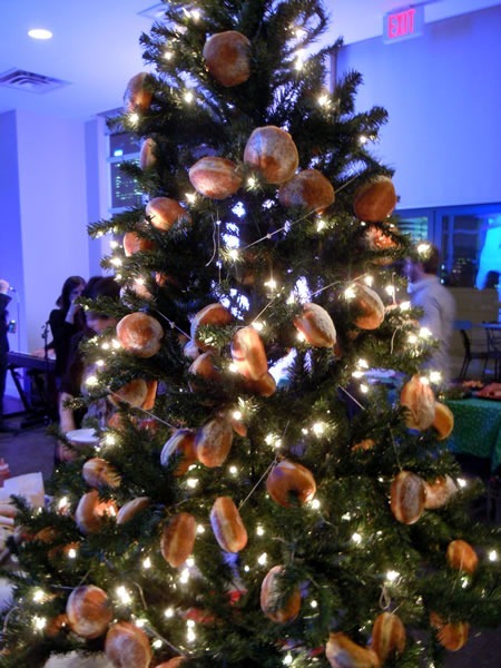 A Chistmas tree, with buns for ornaments