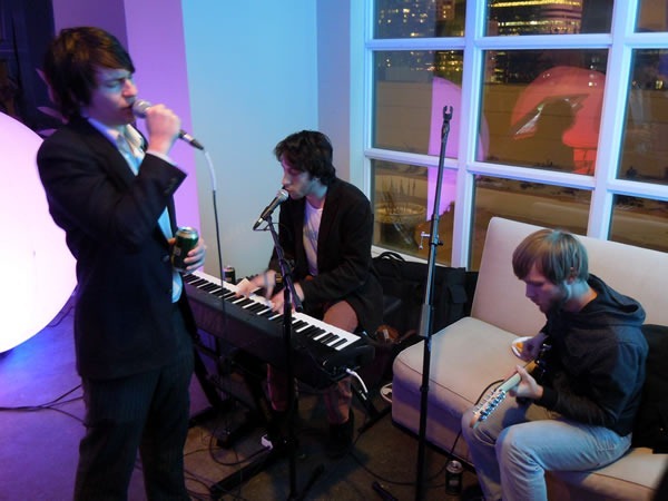 A band with a singer, piano player and guitarist