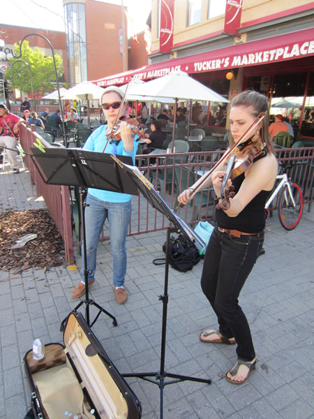 Market violinists 1