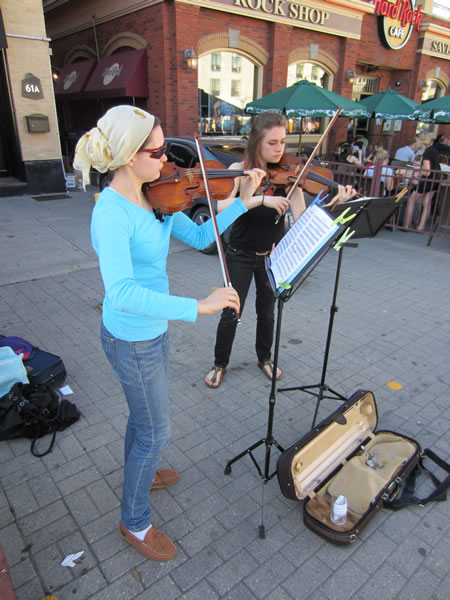 Market violinists 2