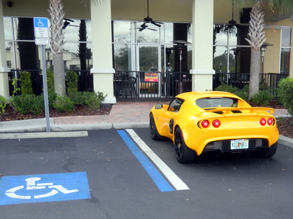 Yellow Lotus with licence plate "KILL BILL"