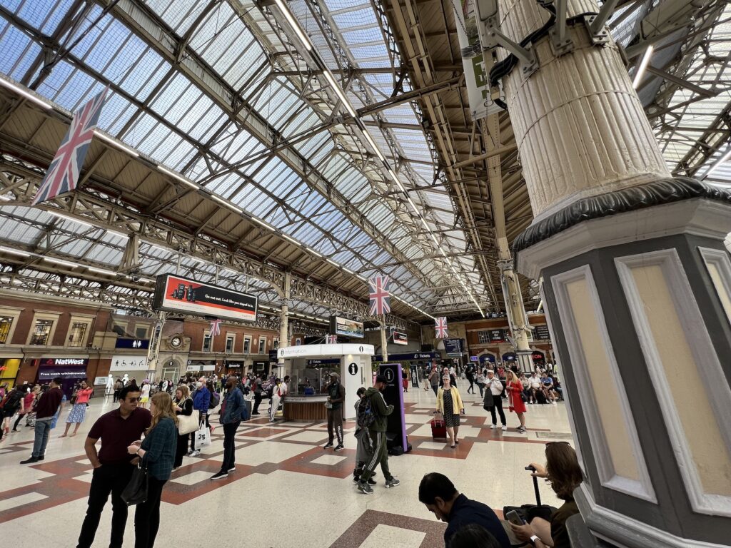 Photo: Main hall of Victoria Station.